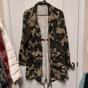Long camo jacket with zipper and cinched waist